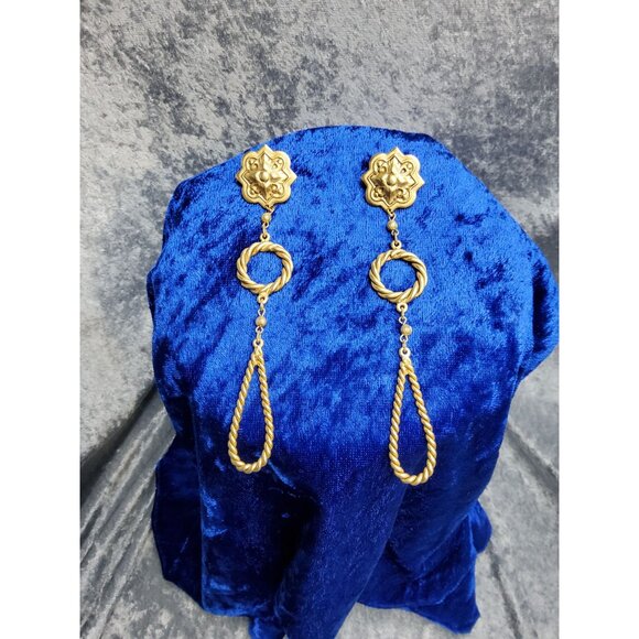 vintage gold tone medieval inspired shield with twisted cable dangle earrings - Picture 3 of 4